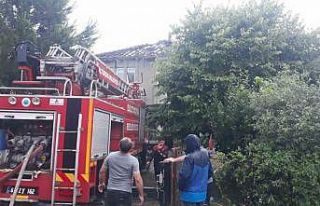 Evin çatısına yıldırım düştü