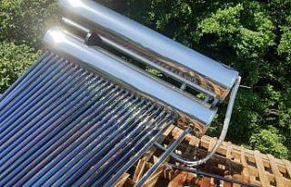 Evinin çatısını tamir ederken güneş enerjisi...