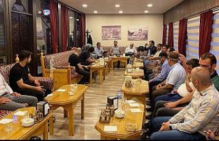 Evlerinden getirdikleri aşureleri dağıttılar