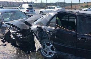 Eyüpsultan’da 5 araç birbirine girdi: 2 yaralı