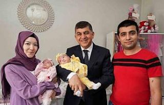 Fadıloğlu, bebek sevinci yaşayan 2 aileyi ziyaret...