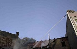 Fatih’te 2 katlı metruk bina alev alev yandı