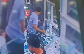 Fatih’te incelediği telefonu alıp kaçan şüpheli...