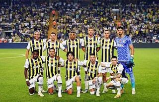 Fenerbahçe ilk resmi maçına taraftarı önünde...