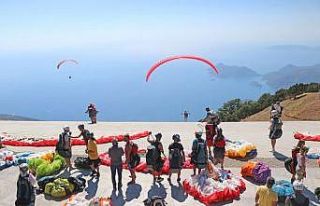 Fethiye, bayram tatilinde yamaç paraşütçülerinin...