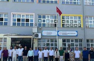 Fırçayı eline alan gönüllüller okulları boyadı