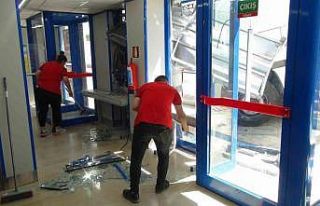 Freni boşalan otobüs, otomobile çarpıp markete...