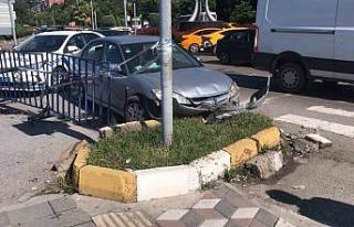 Freni patlayan otomobil refüje çarptı