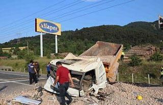 Freni patlayan taş yüklü kamyon D-100 karayoluna...