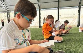 Futbol kursunda kitap okuma etkinliği