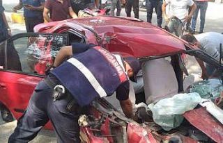 Gaz pedalı takılı kalan otomobil kamyonete çarptı:...