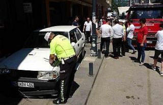 Gaz teli takılı kalan otomobil kaldırıma çıktı:...