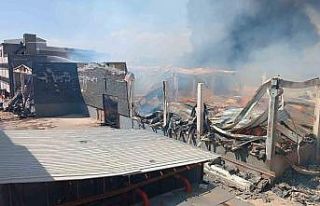 Gaziantep’teki fabrika yangını 5 saatlik çalışmayla...