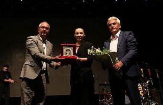 Geceye damgasını vuran Fatma Turgut sahne performansıyla...