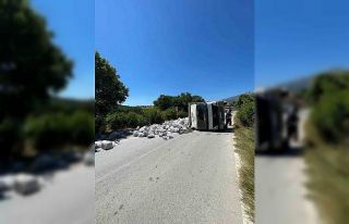 Gediz’de taş yüklü kamyon kaza yaptı, 1 yaralı