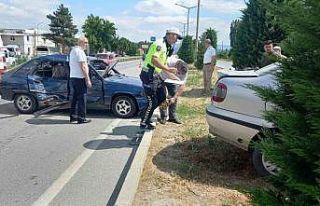 Gediz’deki trafik kazasında 3 kişi yaralandı