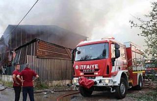 Geri dönüşüm fabrikasında çıkan yangın kontrol...