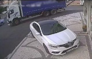 Geri manevra yapan kamyon, telefon direğini devirdi