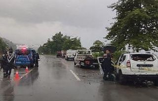 Giresun’da karşı şeride geçen otomobil minibüsle...