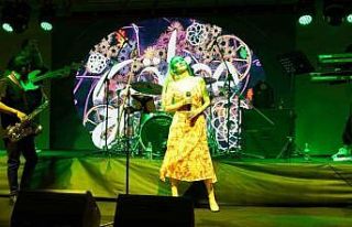 Gökçe sevilen şarkılarını gazeteciler için...