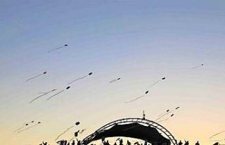 Gökyüzünde binlerce uçurtma dans etti