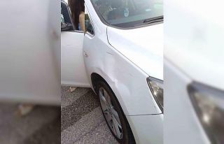 Görevi başındaki polise araç çarptı