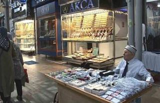 Gözleri görmeden tek başına 66 yıldır esnaflık...