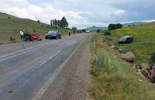 Gümüşhane’deki kazada ikiye bölünen otomobilin...