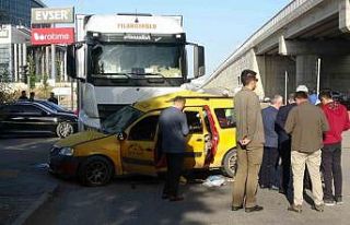 (GÜNCELLEME) Kamyon çarptığı ticari taksiyi sürükledi:...