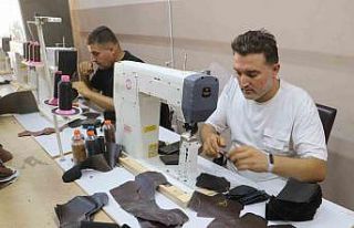 Günlük bin TL’ye usta bulamayan enkaz kentin ayakkabı...