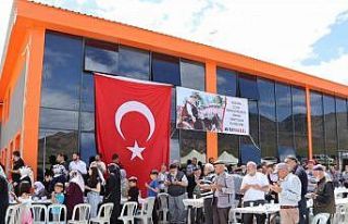 Güzel kardeşler babaları için mevlit okuttu