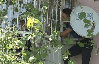 Haber alınamayan yaşlı çifte ulaşmak polis apartmana...