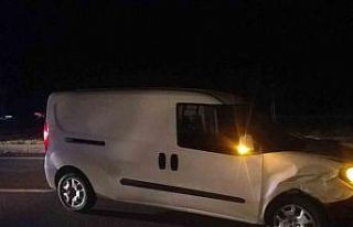 Hafif ticari araç ile otomobilin çarpıştığı...
