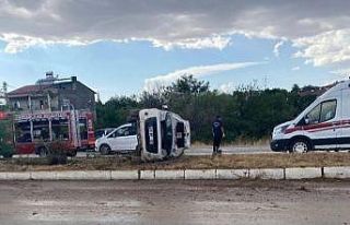 Hafif ticari araç yan yattı: 5 yaralı