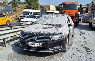 Hafriyat kamyonu ani fren yaptı, beton harcı otomobilin...
