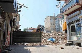 Haftalardır bitmeyen yıkım bölge esnafını zora...