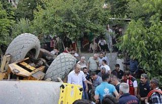 Hakkari’de devrilen iş makinesinin altında kalan...