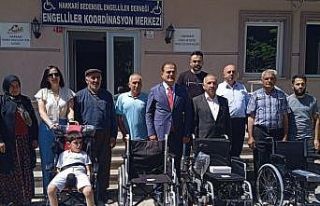 Hakkari’de engellilere sandalye dağıtıldı