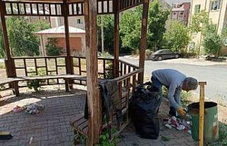 Hakkari’deki parklar çöplerden temizlendi