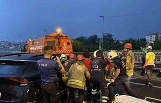 Haliç Köprüsü’nde otomobiliyle belediye aracına...