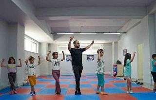 Halk oyunlarını öğreniyorlar