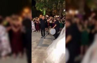 Haluk Levent depremzede çiftle çiftetelli oynadı