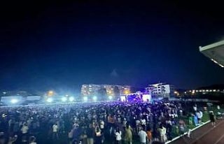 Hande Yener komşuyu salladı