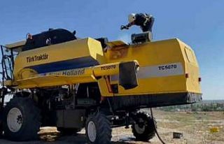 Hasat sırasında arızalanan biçerdöverde çıkan...