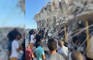 Hatay’da iş makinesinin üzerine bina çöktü:...