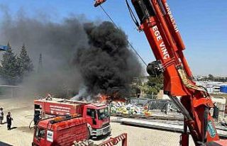 Hatay’da kauçuk fabrikası önünde yangın