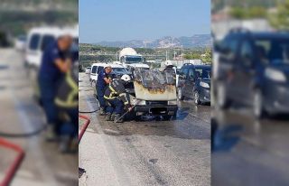 Hatay’da seyir halindeki araç alev alev yandı