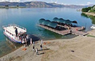 Hayalini gerçekleştirdi, su üzerine kafe kurdu