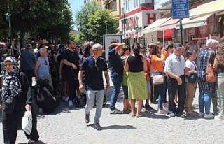 Hediye çekilişine katılmak için uzun kuyruklar...