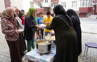 Her yıl zemzem suyundan yaptığı aşureyi 250 kişiye...